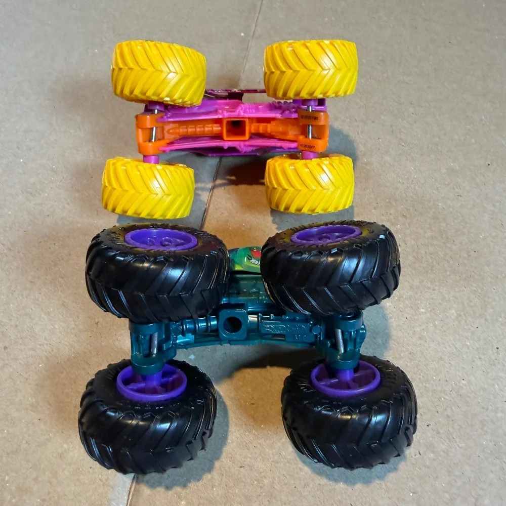 Hot Wheels Monster Trucks Mega Wrex & Monster Jam Calavera Sugar Skull Set 1:64